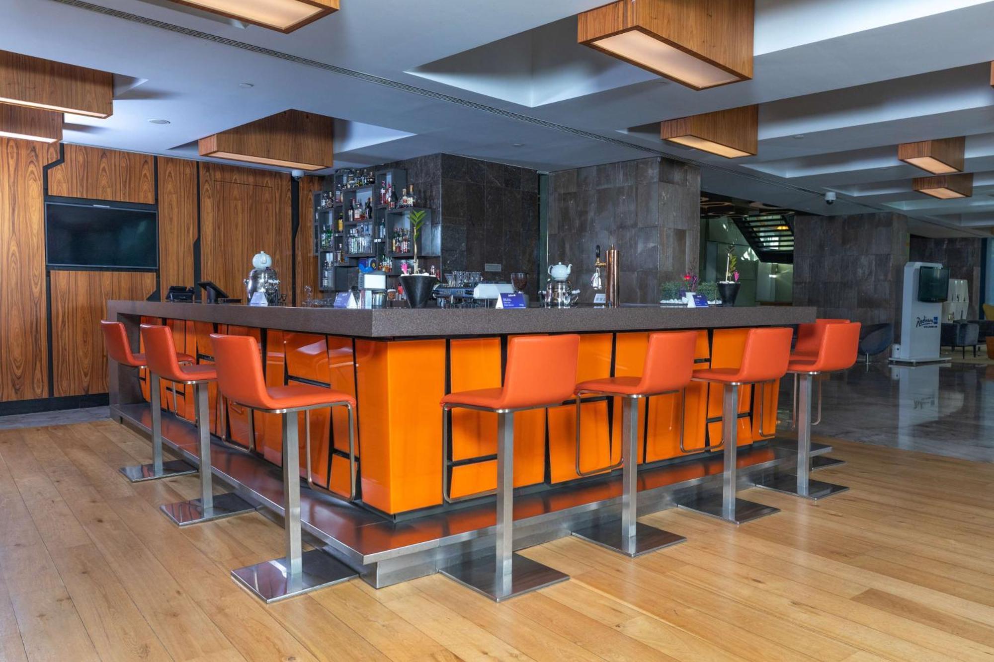 Radisson Blu Hotel Istanbul Asia Exterior foto The bar at the 2012 Olympic Village