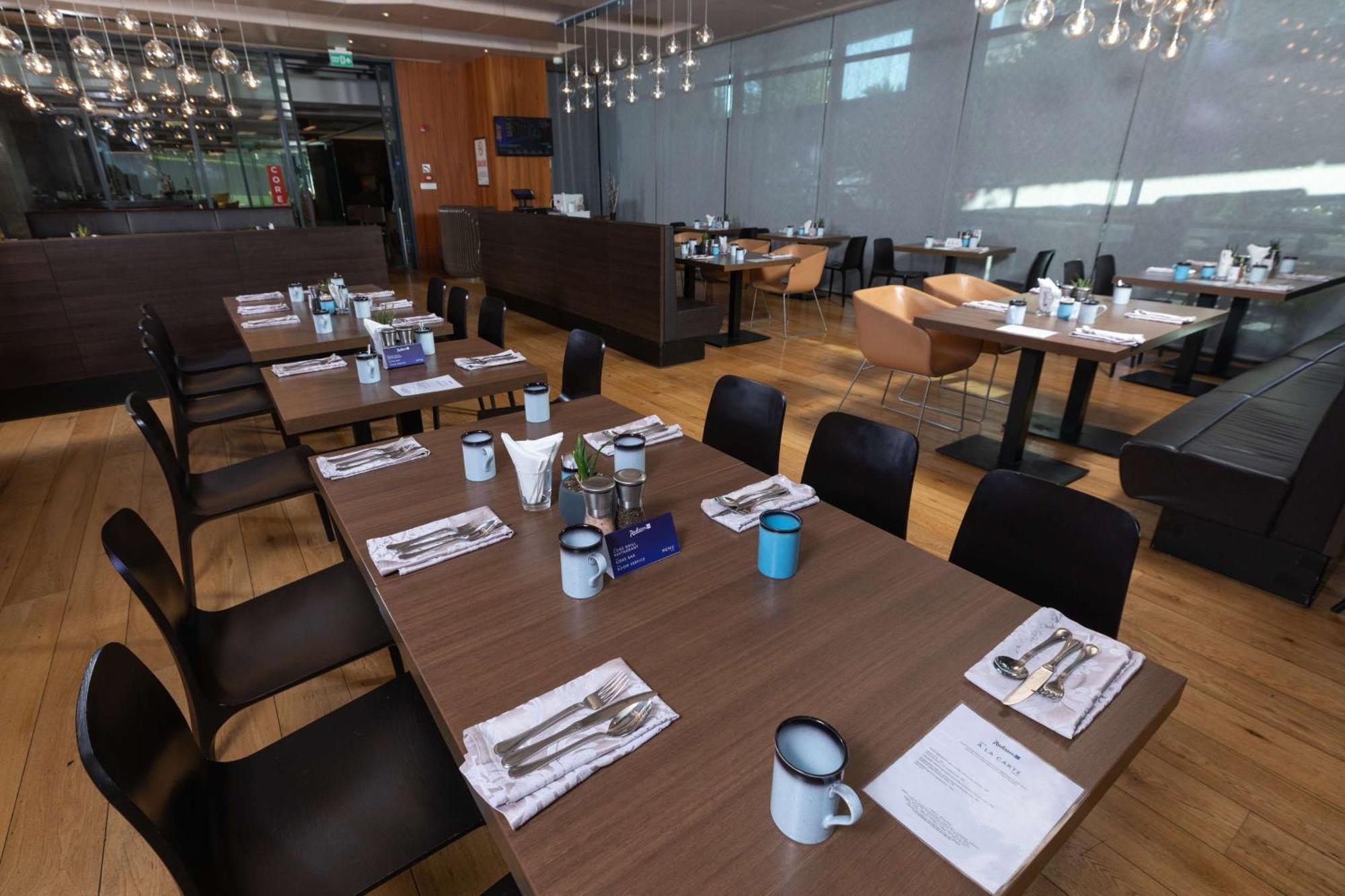 Radisson Blu Hotel Istanbul Asia Exterior foto The lounge at the airport