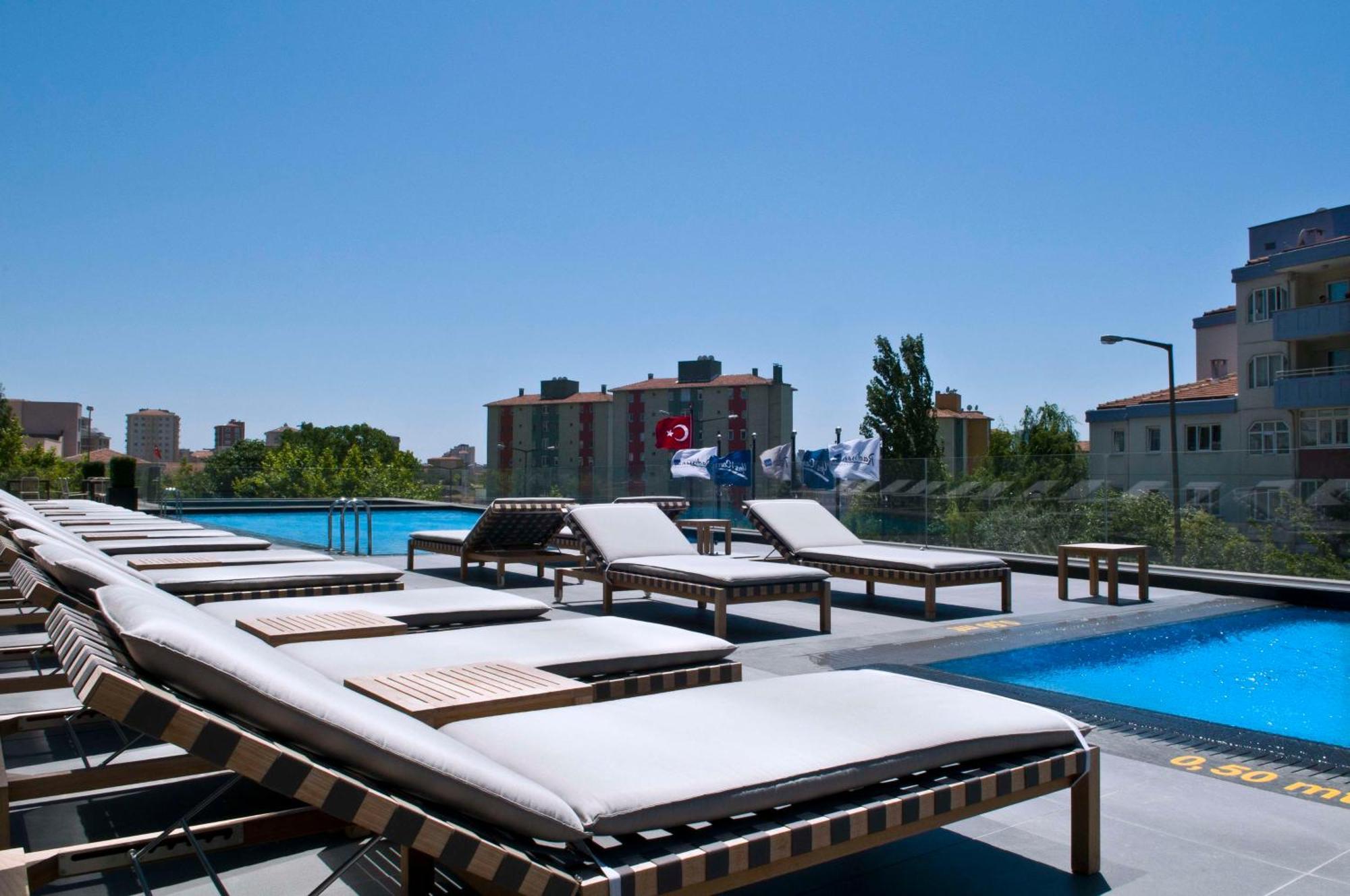 Radisson Blu Hotel Istanbul Asia Exterior foto The swimming pool at the hotel